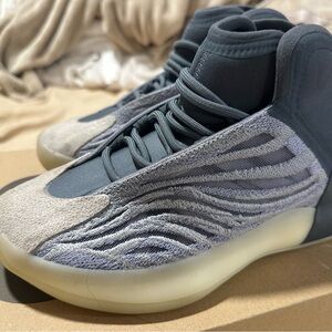QNTM YEEZY SNEAKERS SIZE 6